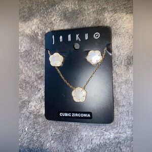 BNWT JANKUO Gold Toned & Mother Of Pearl Clover Necklace & Earrings Set $135